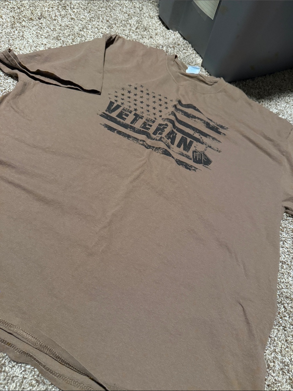 Veteran flag/dog tag  logo in black on brown tee (2XL) - EUC!